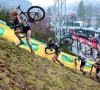 Bondscoach De Bie over cross in Spa: "Van Aert moet helemaal niet opstaan. Hij zit toch niet op zijn knieën?"