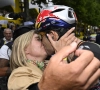 Wout van Aert geeft Sarah eerste zoen als 10-voudig Tourritwinnaar en ontvangt felicitaties Pogacar: "Ik had overschot"