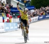 Van Aert wijst meteen naar de hemel na winst in Parijs-Roubaix: "Deze zege is voor Michael"