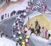 🎥 Ongelofelijke toestanden in de Giro: man wil renners laten vallen