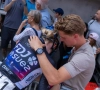 Voor verloofde van wielertopper is het heftig: "Je ziet je vrouw aan bijna 80 per uur naar beneden vliegen"