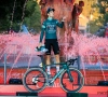 Zo laat Wout van Aert blijken dat hij ook tijdens Vuelta-podiumceremonie ... aan echtgenote Sarah denkt