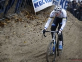 Mathieu van der Poel demonstreert ook in het zand van Koksijde, Wout Van Aert tankt vertrouwen
