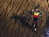 Sven Nys lacht hartelijk om de teleurgestelde reactie van Thibau: "Dat is typisch"