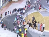 🎥 Ongelofelijke toestanden in de Giro: man wil renners laten vallen