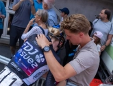 Voor verloofde van wielertopper is het heftig: "Je ziet je vrouw aan bijna 80 per uur naar beneden vliegen"