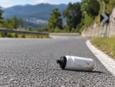 🎥 VIDEO Toeschouwer veroorzaakt op wel heel domme manier valpartij in peloton