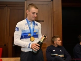 Champagne vloeit rijkelijk: Evenepoel viert feestje met Belgische selectie