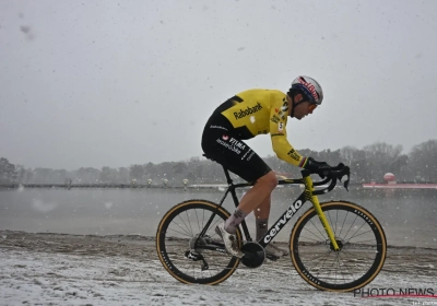 🎥 "Pech achtervolgt hem iets te vaak": de pijnlijke val van Wout van Aert