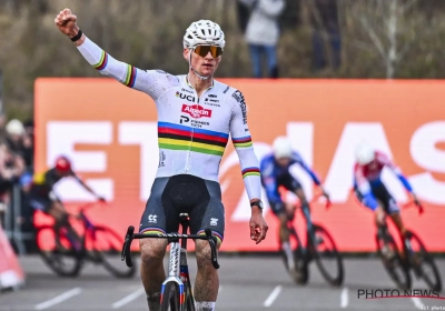 UPDATE: Weergaloze Van der Poel overleeft lekke banden, Kopecky slaat hard toe op kampioenschap