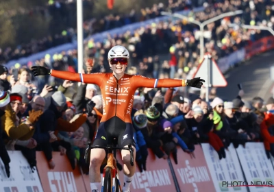 2 op 2: Puck Pieterse tekent voor perfect weekend na felbevochten zege in Hoogerheide