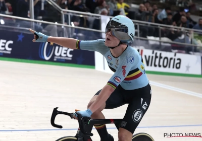 Lotte Kopecky geeft bloemen weg aan iemand heel bijzonders
