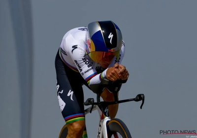Evenepoel profiteert van vroege start en deelt stevige tik uit aan Del Toro in UAE Tour