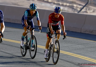 Genekt door krampen? Evenepoel kraakt verrassend, sterke Van Eetvelt biedt Tiberi en Del Toro weerwerk