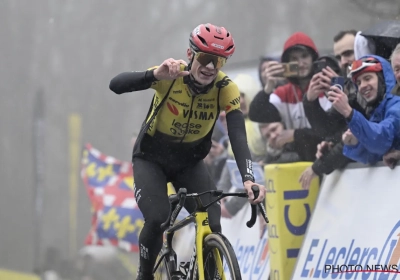 'Kangoeroe' Vingegaard valt op met bijzondere kledij, maar pakt wel de ritzege