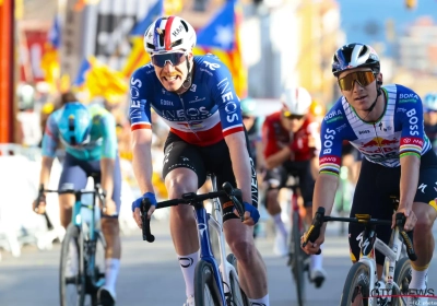 Opvallend: Evenepoel houdt luchtig onderonsje met de man die hem vloerde en wilde toch nog iets checken