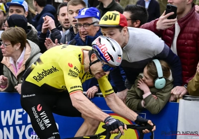 Wout van Aert krijgt excuses van wielerfan die met zijn neus tegen hem aanbotst in volle koers
