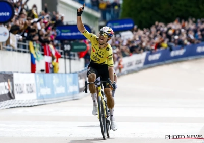 Van Aert wijst meteen naar de hemel na winst in Parijs-Roubaix: "Deze zege is voor Michael"