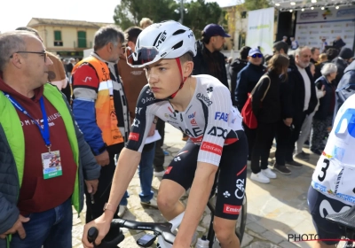 📷 Ploegmaat van Pogacar krijgt halve meter splinters in zijn been: "Een paar centimeter verschil..."