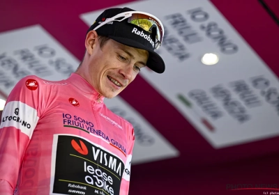 Eindelijk in de roze trui: Jonas Vingegaard heeft mooie woorden voor zijn ploegmaats