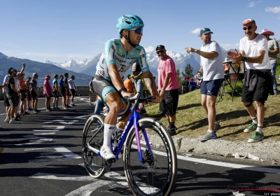 🎥 Giro-renner voor kopstoot uit koers genomen, maar hij bijt fel van zich af: "Onrechtvaardig"