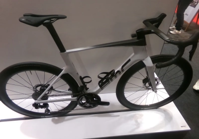 📷 Fiets in de picture: bekend wielermerk ontwerpt zijn snelste racefiets ooit