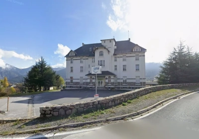 Dit is het hotel waar de Vuelta-renners schuilden voor de hagel: de prijs zal je verbazen