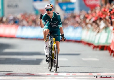 🎥 Ook (ex-)ploegleiders die overstag gaan: Van Aert doet hoop op ultieme droom weer oplaaien