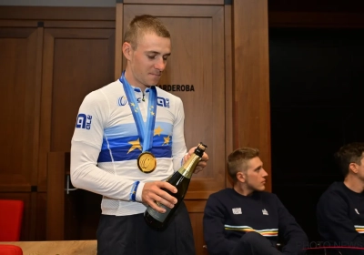 Champagne vloeit rijkelijk: Evenepoel viert feestje met Belgische selectie