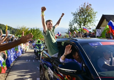 Pogacar duikt plots op tijdens EK en steelt meteen de show op de fiets