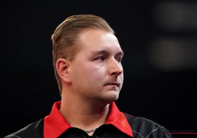 Deze keer geen lang avontuur: 'Dancing Dimi' verslikt zich in Schot en gaat er meteen uit op de Darts Masters
