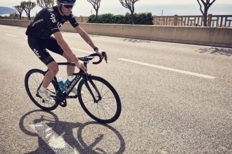 Sky-kopman Chris Froome komt een dag na aanrijding met geruststellend nieuws voor fans