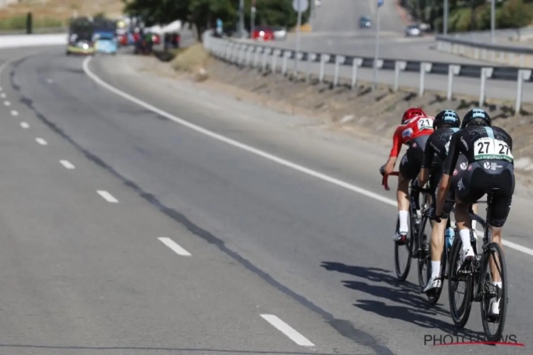 Hallucinante beelden uit de Vuelta: politieagent duwt toeschouwer onder motor