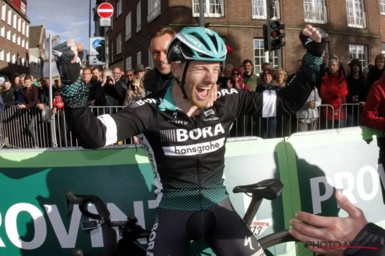 Geen vijfde voor Elia Viviani in geneutraliseerde slotrit - Chris Froome steekt derde Grote Ronde op rij op zak