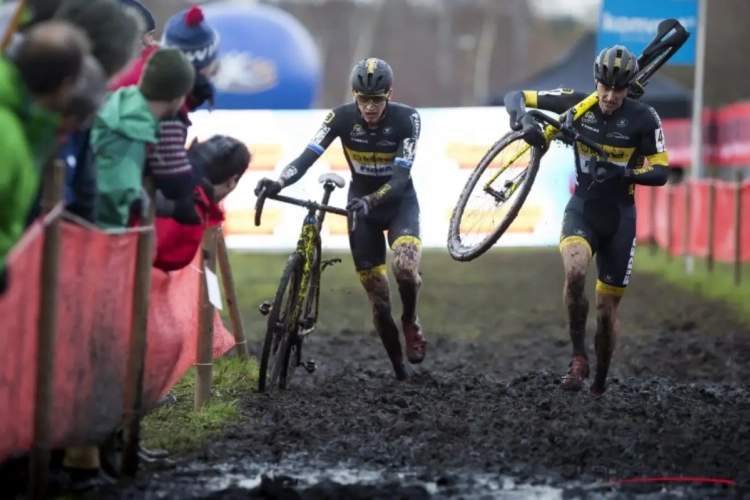 Toon Aerts legt discussie met ploegmaat Corné van Kessel uit na afloop van GP Sven Nys