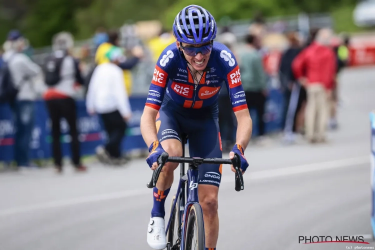 Afscheidnemende Romain Bardet vloekt op roze trui Isaac Del Toro: "Crimineel"