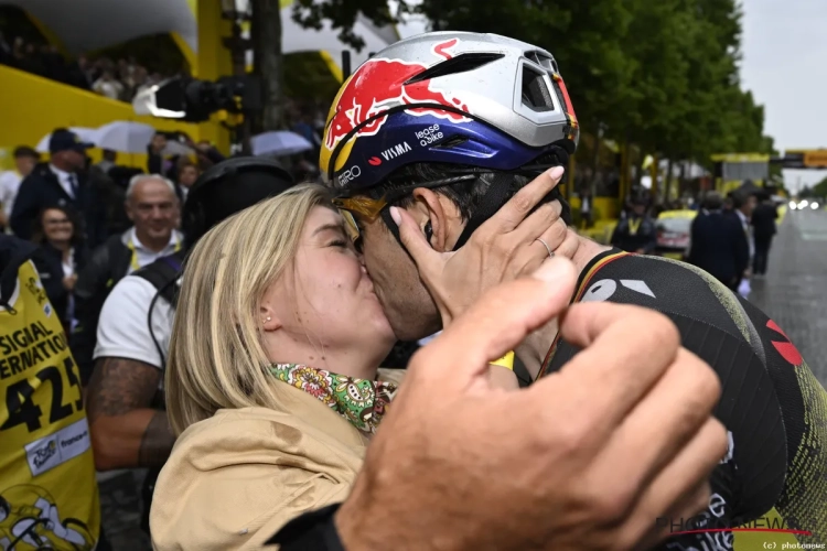 Wout van Aert geeft Sarah eerste zoen als 10-voudig Tourritwinnaar en ontvangt felicitaties Pogacar: "Ik had overschot"