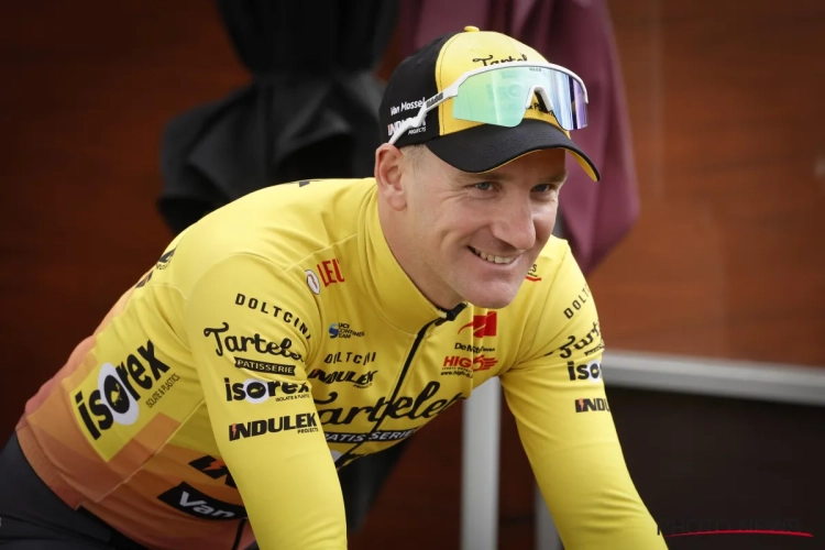 Belgisch renner pakt de zege vlak voor de kerk waar zijn vader begraven werd en doet emotioneel verhaal