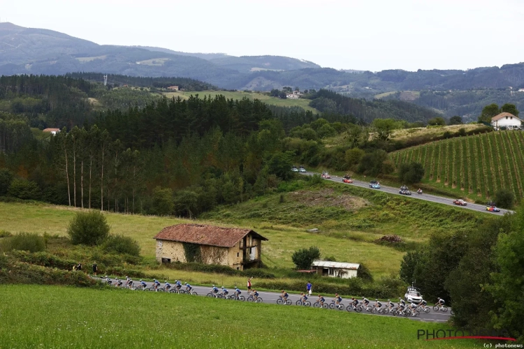 Palestina-demonstranten houden Vuelta nu helemaal in de greep, Evenepoel toont zich in Engeland en Kooij wint opnieuw
