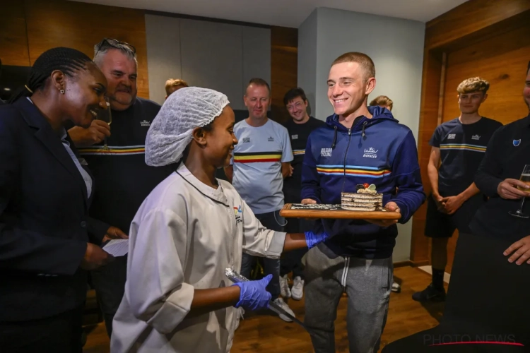 Bondscoach Serge Pauwels pakt uit met grapje over Evenepoel tijdens viering van WK-goud