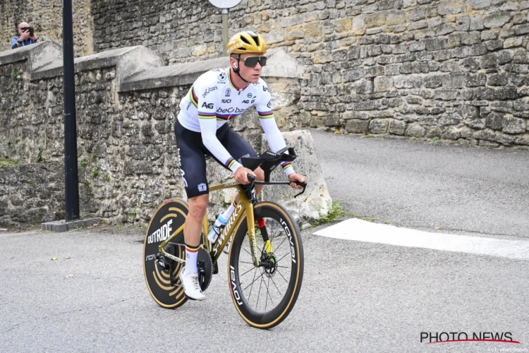 Zal Soudal Quick-Step daar blij mee zijn? Evenepoel verkent EK-tijdrit in speciaal shirt 