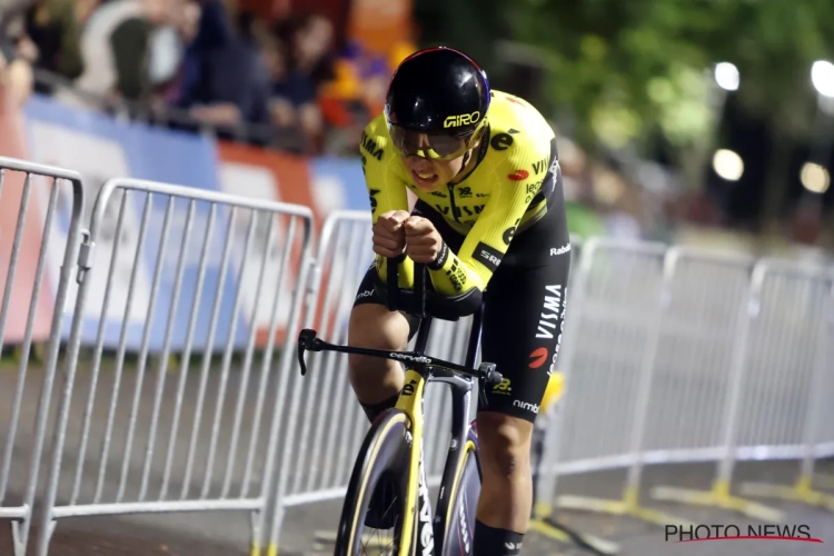 🎥 Bekijk de beelden! Oeps, renner van Visma Lease a Bike vergist zich in volle finale... van finishlijn