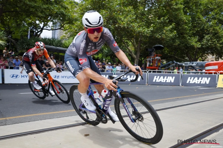 Opvallend: 24-jarige renner van Alpecin - Deceuninck hangt fiets nu al aan de haak