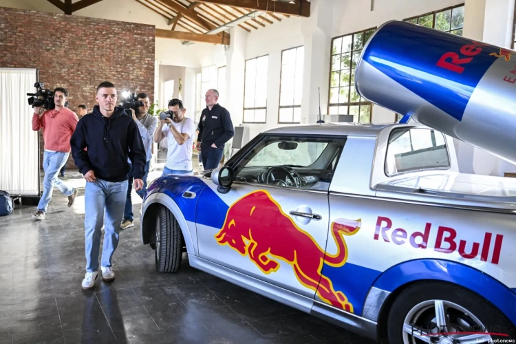 Staat ook Remco versteld? Zijn nieuwe ploeg steelt de show met waanzinnige stunt